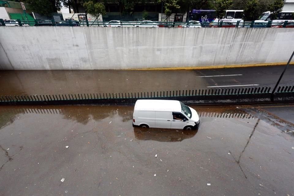 En Tollocan, los carriles centrales de ambos sentidos se anegaron.