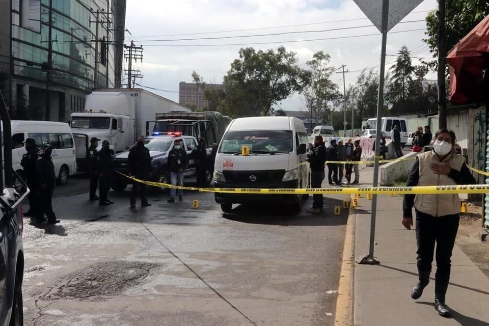 Testigos refirieron que dos sujetos en moto aprovecharon que la combi estaba detenida en el semáforo y le dispararon de manera directa.