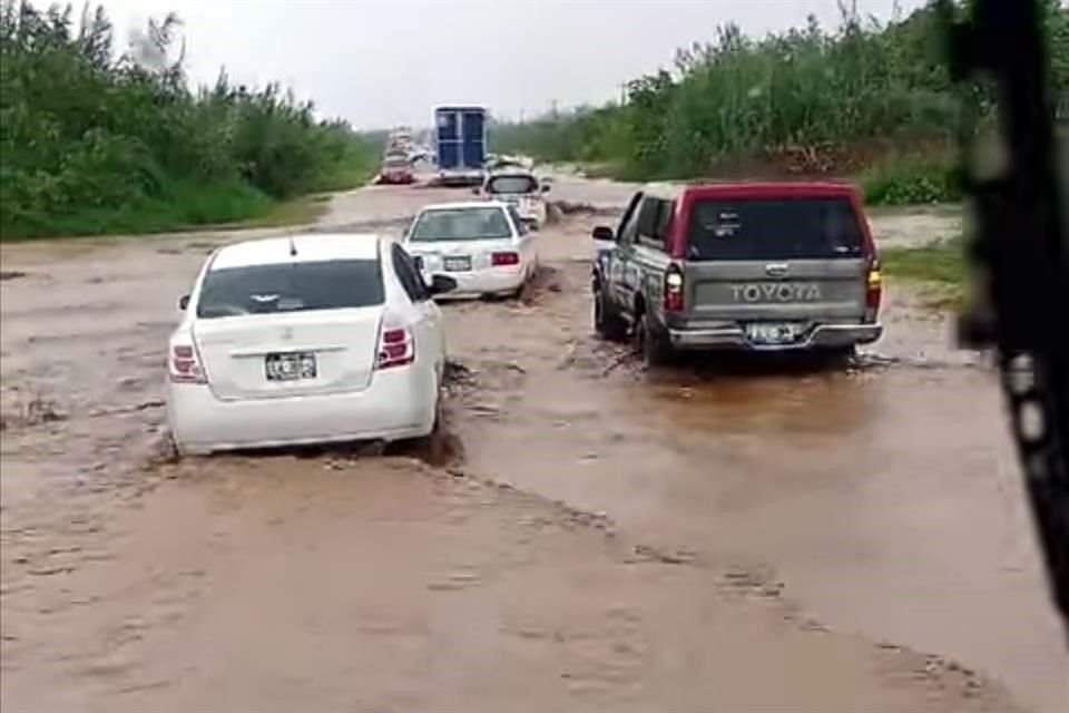 El tramo carretero de Sayula a Techaluta tenía severos encharcamientos.