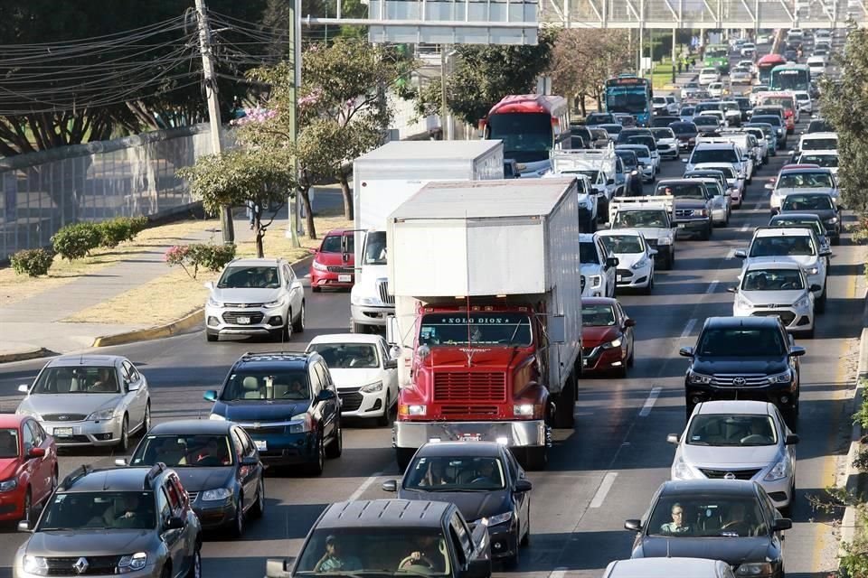 Los vehículos siguen circulando y causando caos vial.