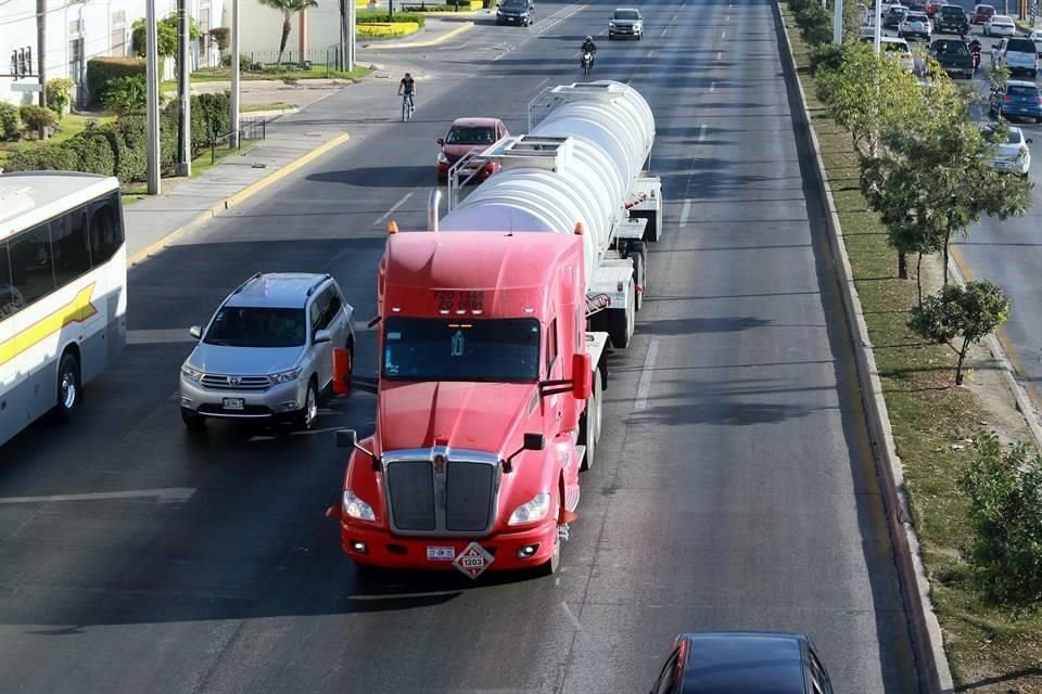 Tráiler circulando en una vía de la ZMG.