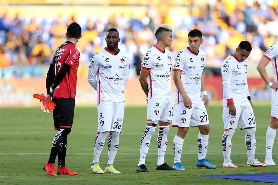Julián Quiñones (segundo de izquierda a derecha) fue fuertemente abucheado por la afición local, recordando su paso como felino.