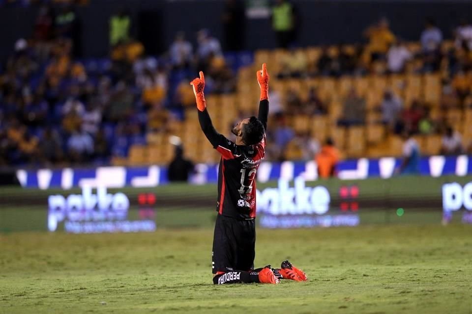 Así festejó Vargas el gol de los tapatíos.