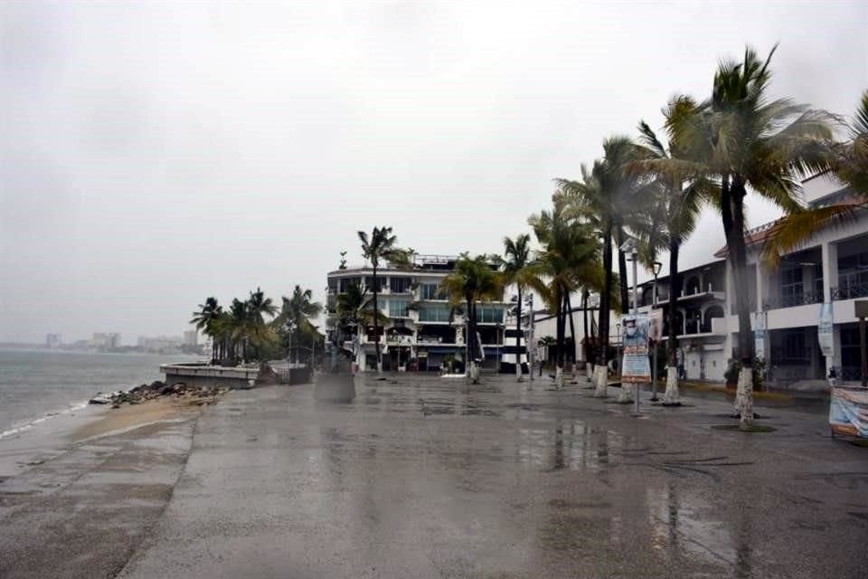 El huracán 'Nora' se encuentra a 50 kilómetros de Puerto Vallarta.
