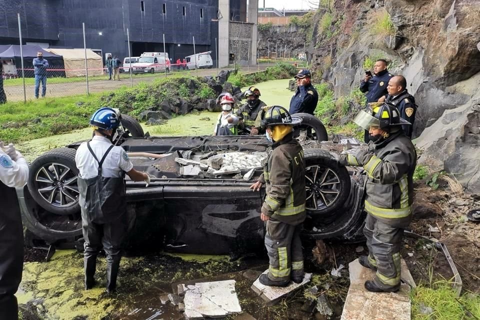 Fue al llegar a la altura de los estudios Quarry que perdió el control y se salió de la vialidad hacia la derecha, y debido a que la barda perimetral era de lámina, cayó hacia el vacío.