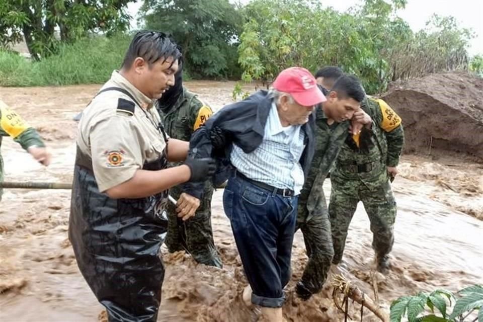 Las labores de apoyo tuvieron que intensificarse en municipios costeros como Cihuatlán.