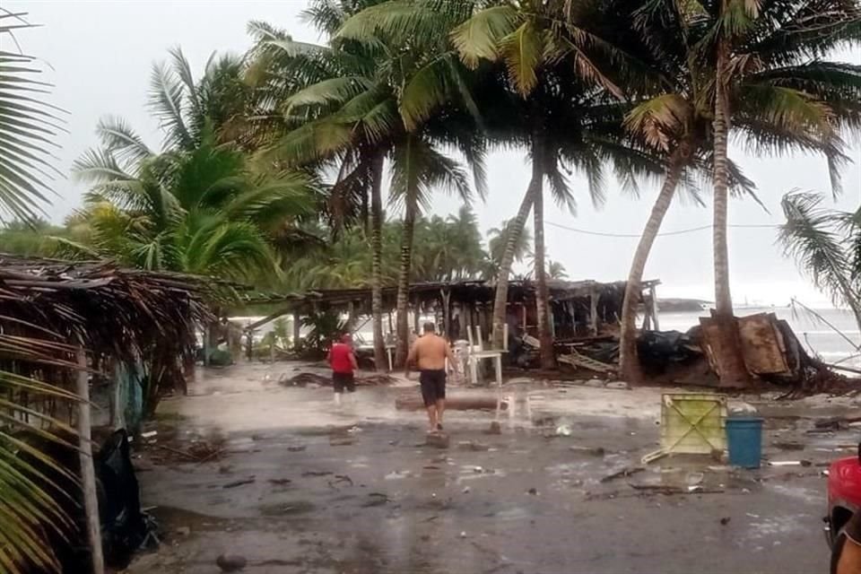 Elementos de la Unidad Municipal de Protección Civil de Tecomán atendieron la emergencia que se presentó en la Playa Boca de Pascuales, en Colima.