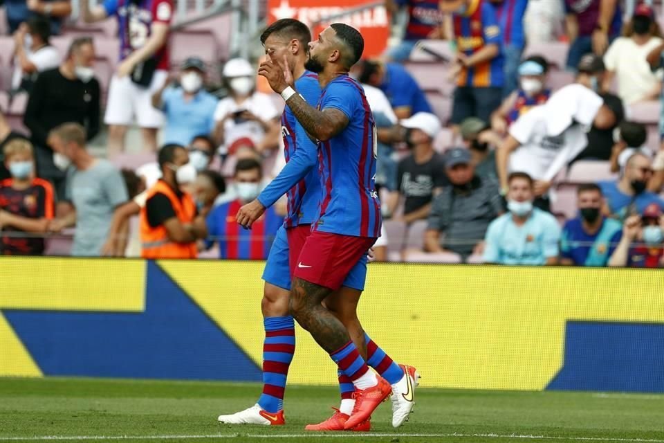 Depay sigue en plan grande con el Barcelona y anotó por segundo partido consecutivo.