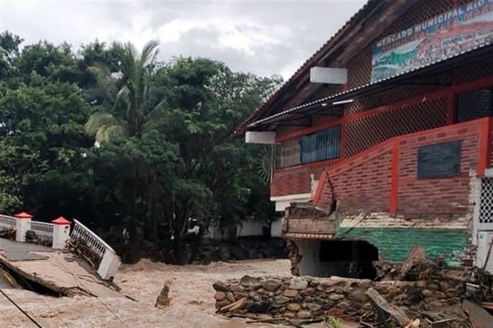 Un niño muerto, un hotel destruido, deslaves y calles inundadas fueron parte del saldo que dejó el paso del huracán 'Nora' en Jalisco.<br>