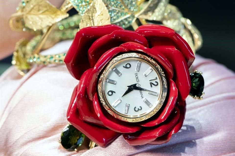 Rindiendo homenaje a los grandes relojes que marcan Venecia, en esa ocasión, Dolce&Gabbana se unió a una firma suiza.