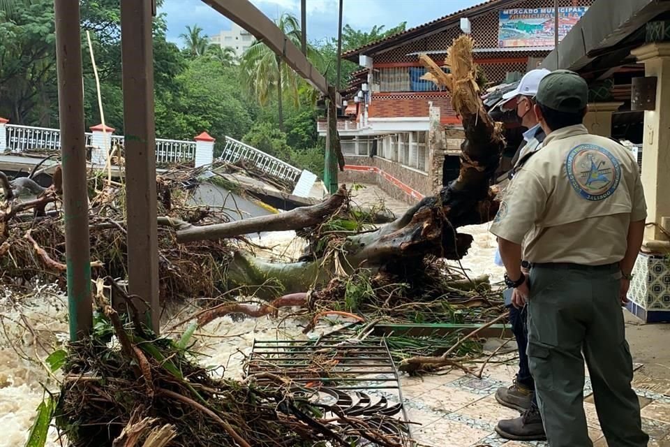 El puente colapsado sobre el Río Cuale, a un costado del hotel que se derrumbó, tendrá que ser reconstruido.