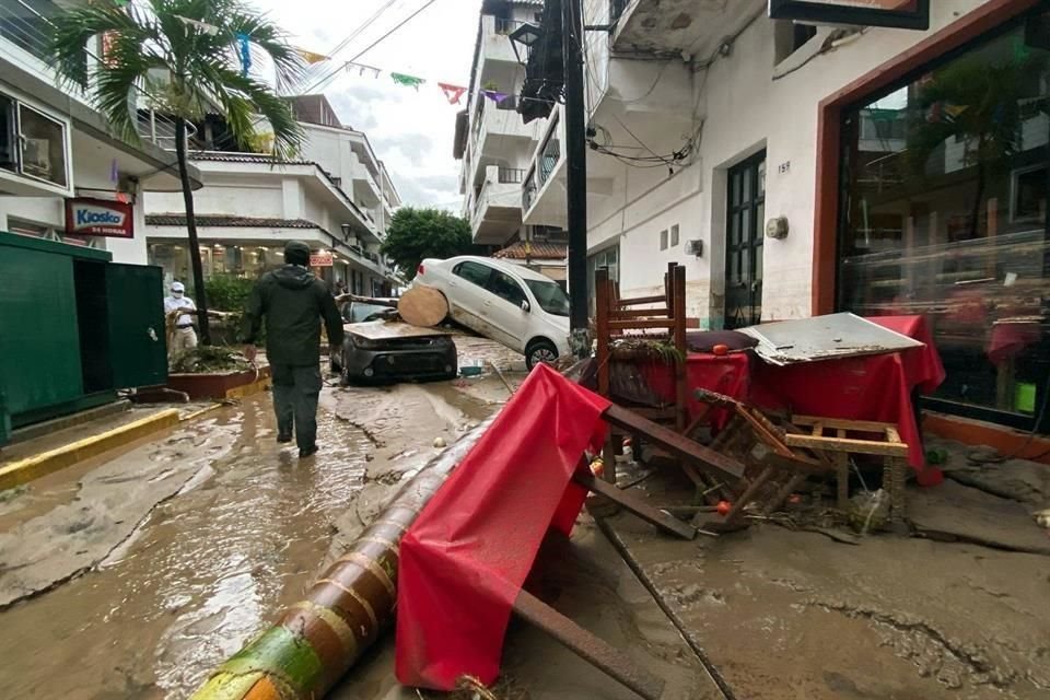 El Centro de Vallarta, afectado por el desbordamiento del Cuale, fue cerrado al tránsito. Un vehículo quedó sobre otro.<br>