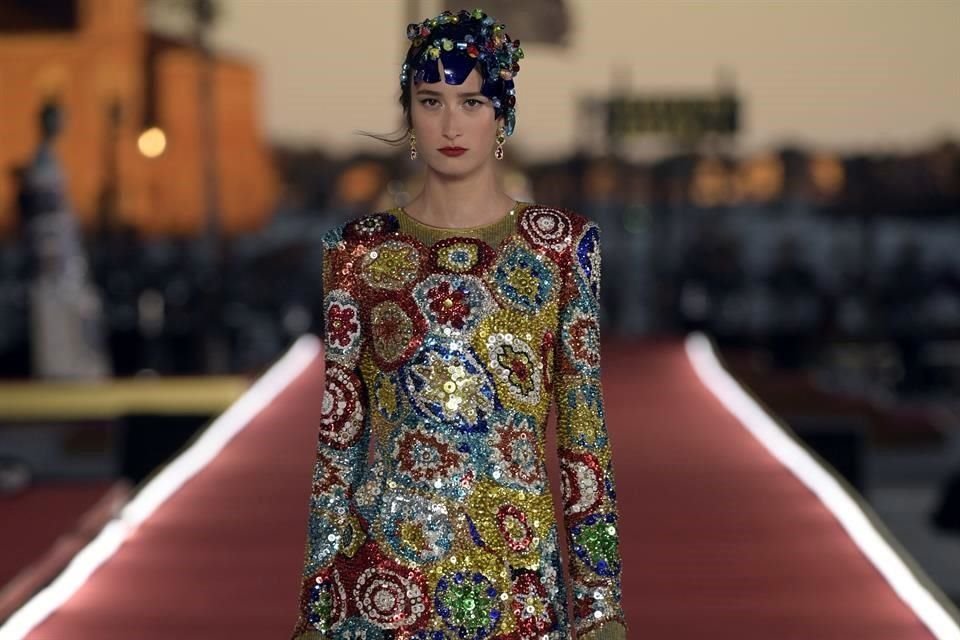 El centro de Venecia fue el marco del desfile de Alta Moda de Dolce&Gabbana, como un homenaje a la ciudad suspendida en el agua.