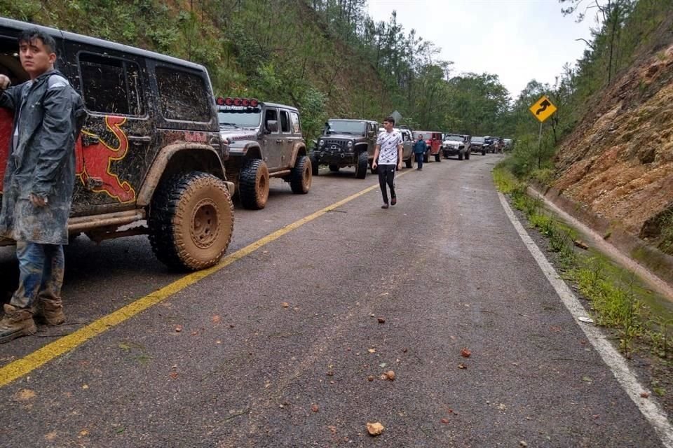 Tras un derrumbe en la brecha que conduce al Bosque del Maple, 132 conductores de jeeps fueron rescatados en Talpa de Allende. 