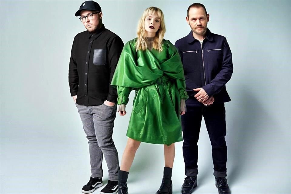 La banda Chvrches aborda en su nuevo disco, 'Screen Violence', la obsesión por las redes e impacto de los dispositivos móviles en la gente.