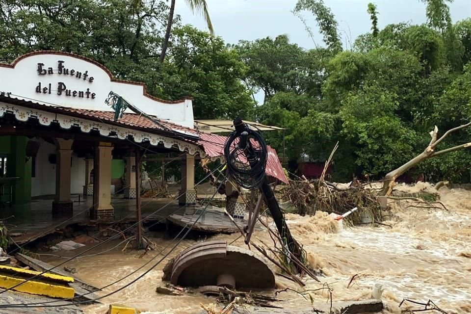 En un recorrido se detectaron afectaciones en un perímetro de alrededor de 12 cuadras, tras debordarse el río en Vallarta.