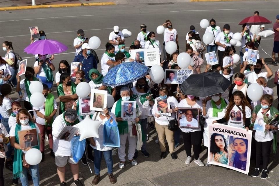 En la Glorieta Niños Héroes familiares de desaparecidos conmemoraron ayer el Día Internacional de las Víctimas de Desaparición Forzada.