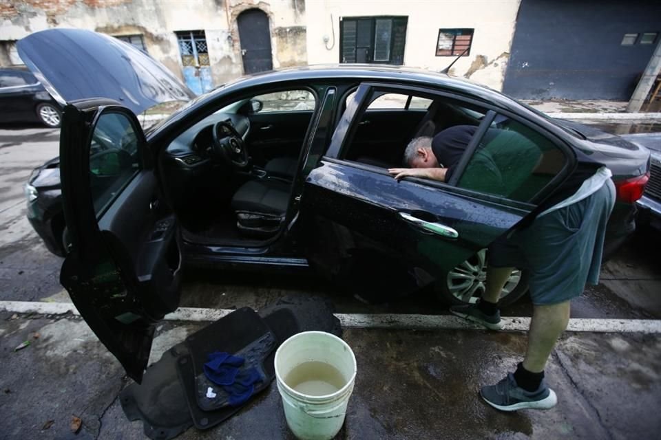 Vehicles also climbed due to the effects of the storm.