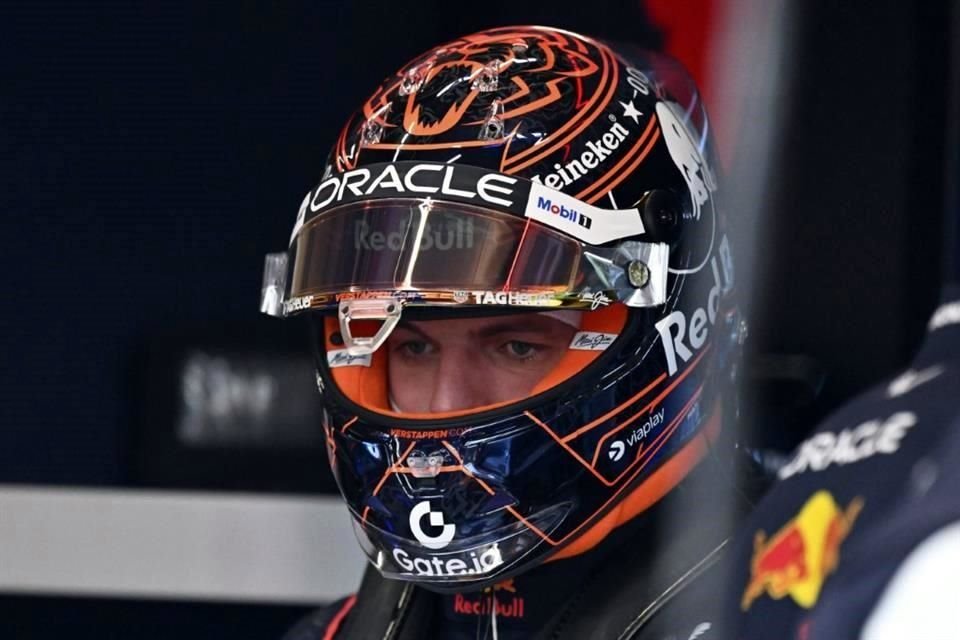 Pese a que manifestó su enojo por la maniobra de Antonelli, Max Verstappen se le vio tranquilo tras abandonar su bólido.