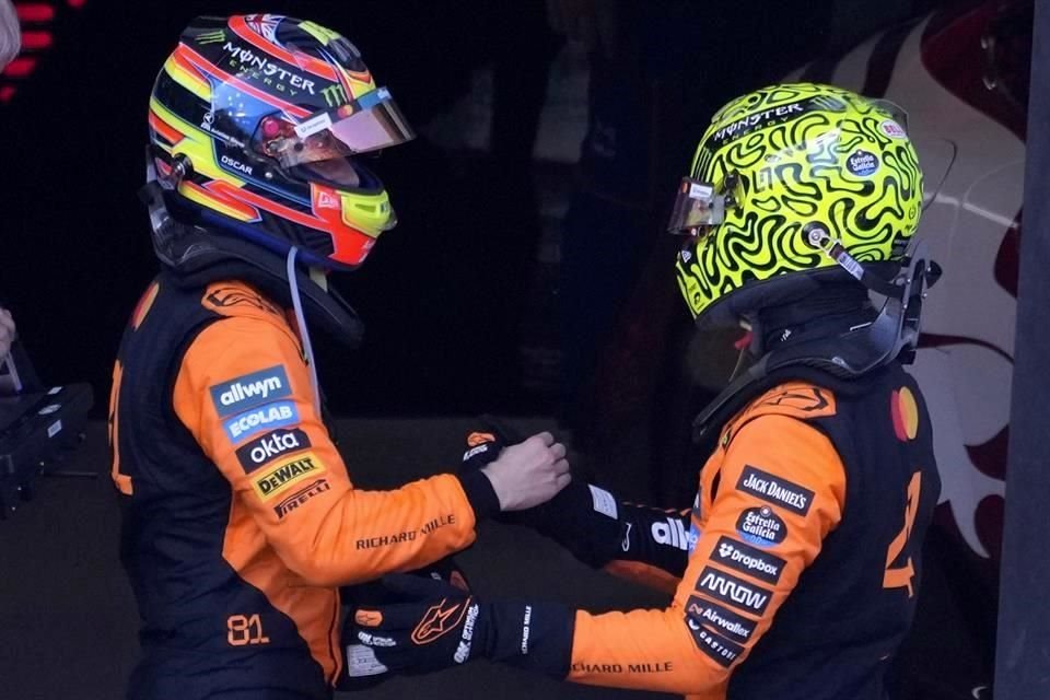 La felicitación de los pilotos de McLaren.