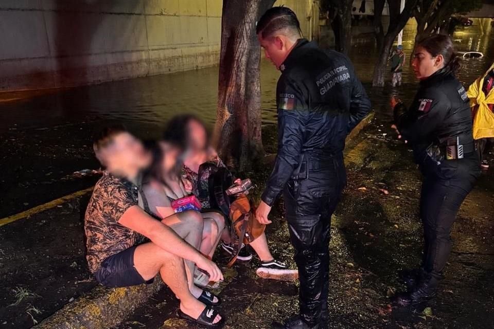 Policías los pusieron a salvo.
