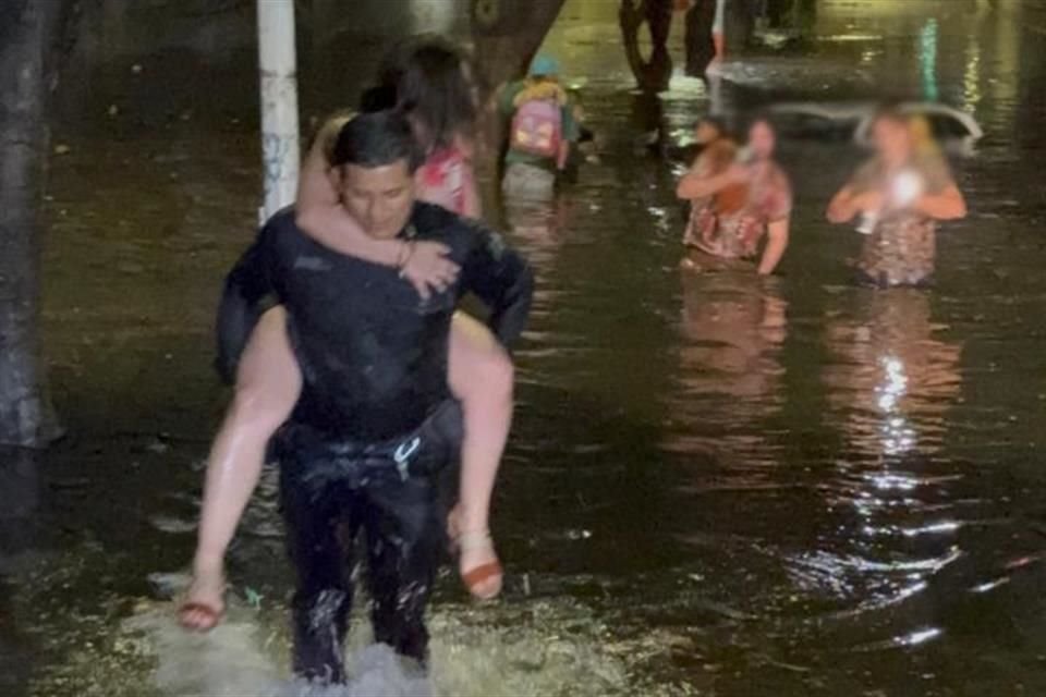 Policía de Guadalajara llega al rescate.