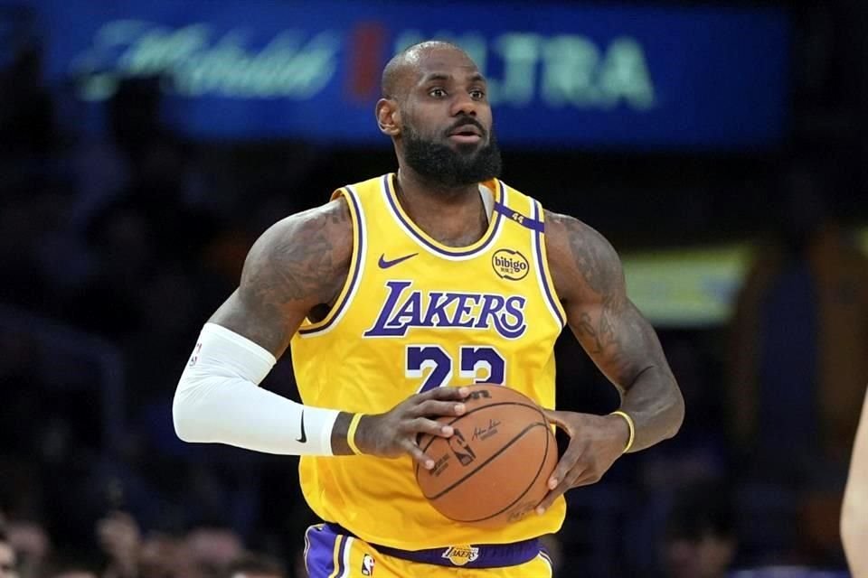 LeBron James irá por su temporada número 23 en la NBA.