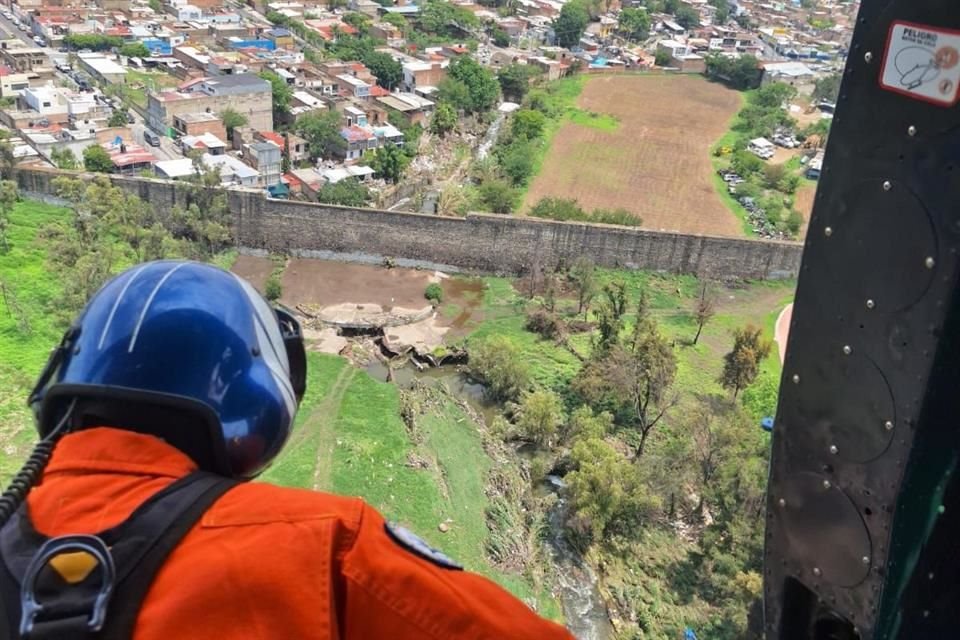 Sobrevuelo para buscar a hombre arrastrado por la corriente.
