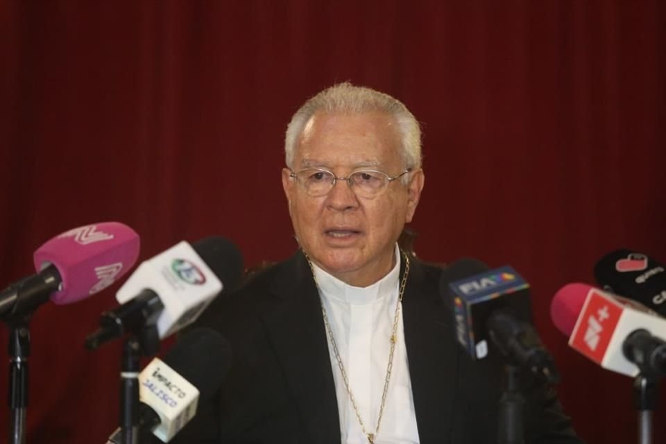 José Francisco Robles Ortega, Arzobispo de Guadalajara en rueda de prensa luego se oficiar la misa dominical en la Catedral de Guadalajara.