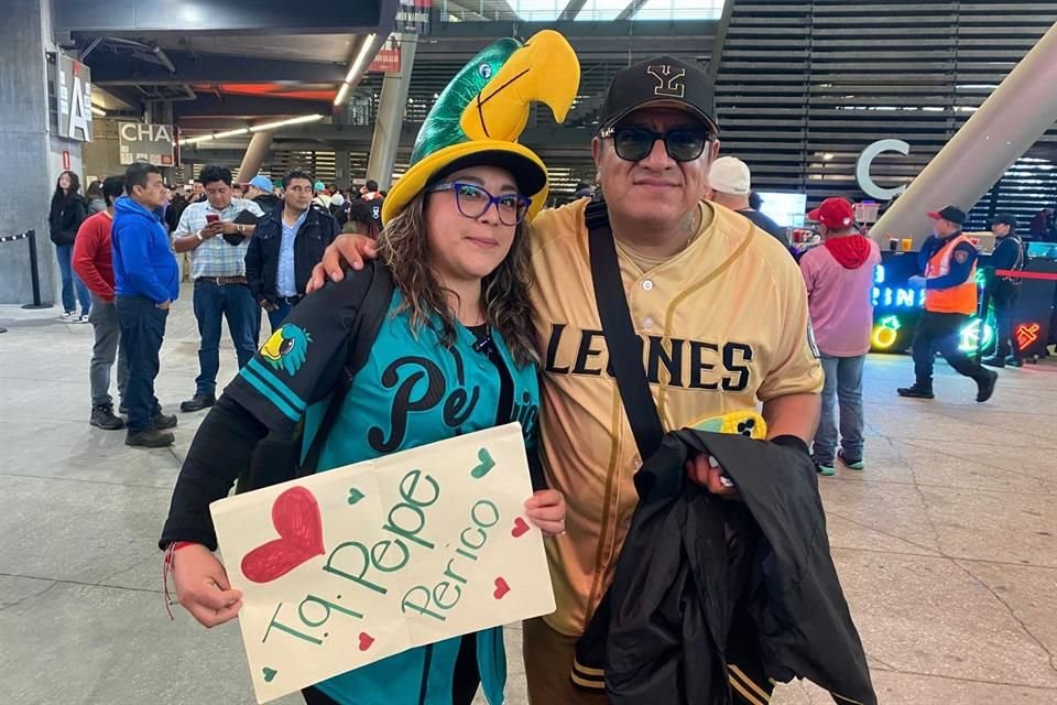 Ana, quien es una emplumada de corazón, inició su camino en el beisbol gracias a su esposo Julio, quien es fanático de los Leones de Yucatán.