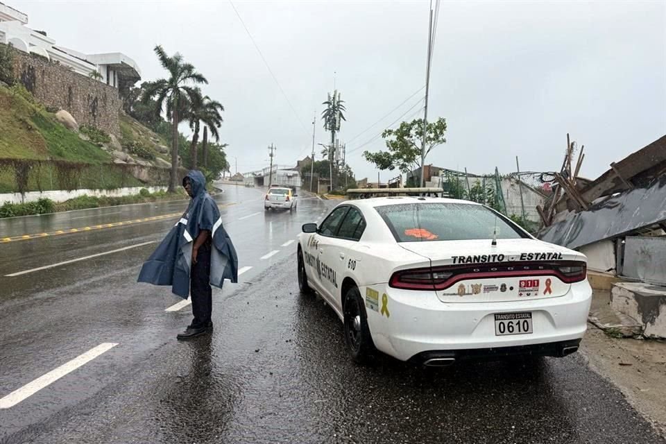 Aspecto de la Avenida Escénica, en Acapulco; autoridades pidieron a la ciudadanía extremar precauciones.