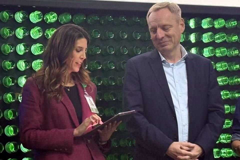 Claudia de la Vega, vicepresidenta de Asuntos Corporativos y Guillaume Duverdier, quien  concluye su cargo como CEO de Heineken México.
