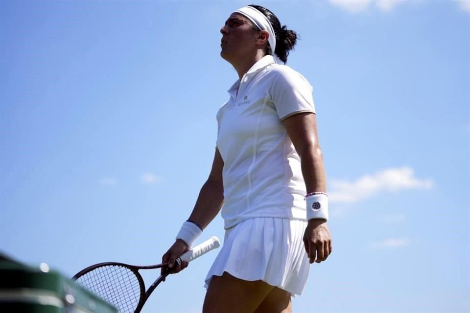 Ons Jabeur tuvo que retirarse de su partido de primera ronda de Wimbledon por una molestia que le impidió continuar.