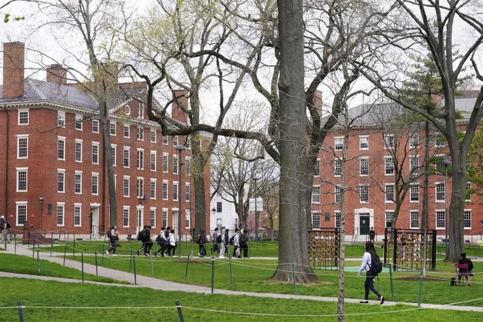 Varios estudiantes caminan por el patio de Harvard Yard, el 27 de abril de 2022, en el campus de la Universidad de Harvard en Cambridge, Massachusetts.