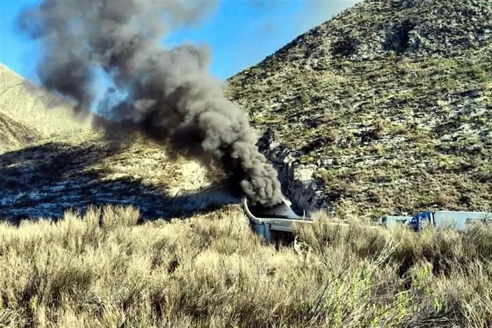 Imágenes difundidas en redes sociales muestran humo saliendo del túnel en el tramo Los Chorros.