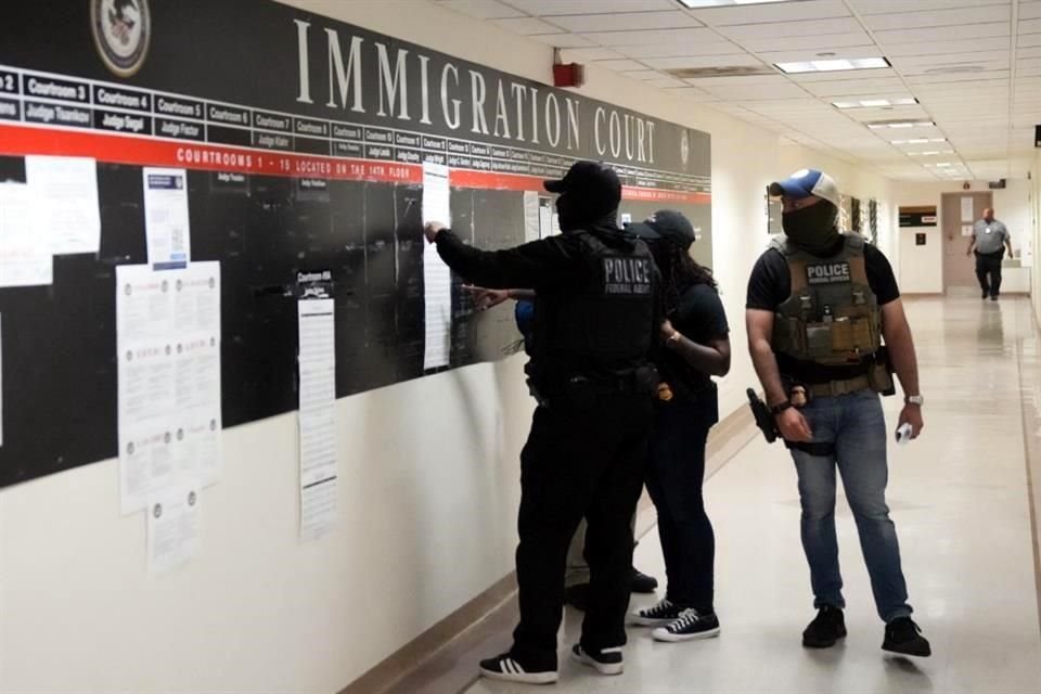 En las tierras agrícolas al norte de Los Ángeles, las redadas del ICE han llevado a la mayoría de los trabajadores a dejar de presentarse.