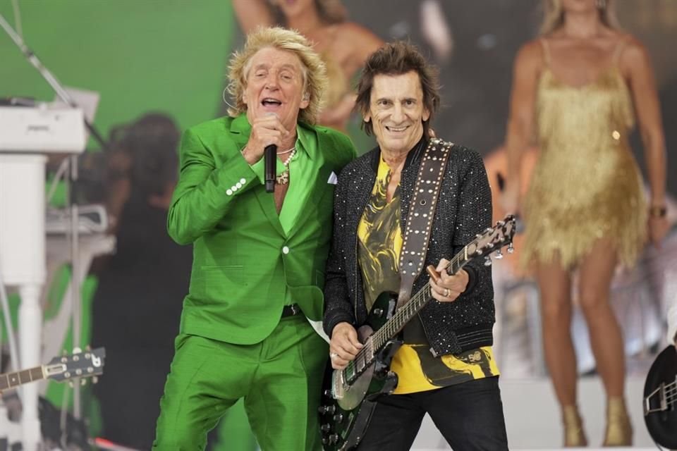 Rod Stewart sorprendió a la audiencia de Glastonbury al cantar a dueto con leyendas musicales como Lulu, Ronnie Wood y Mick Hucknall.