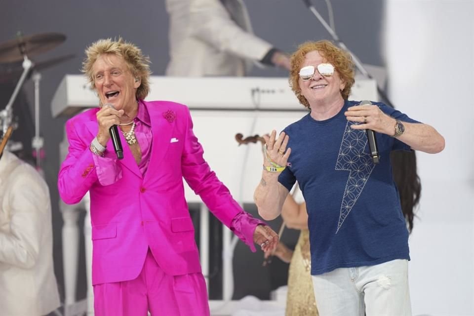 Luego apareció Mick Hucknall, de 65 años y líder del grupo Simply Red, quien se unió a él para una emotiva interpretación de 'If You Don't Know Me By Now'.