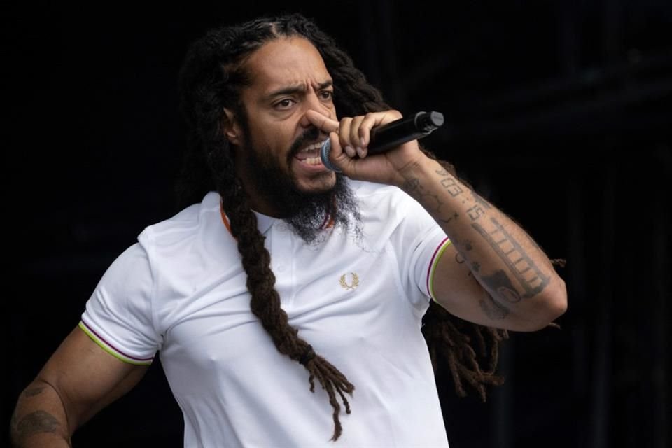 El Departamento de Estado de EU revocó las visas de trabajo de la dupla de rap Bob Vylan, tras su controversia antisemita en Glastonbury.