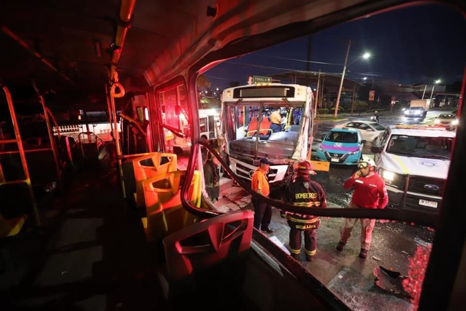 Elementos de la Coordinación Municipal de Protección Civil y Bomberos de Guadalajara acudieron al punto tras ser alertados.