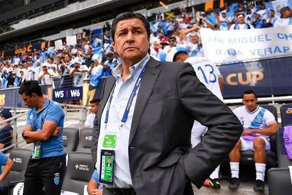 Luis Fernando Tena pasó de que en México se le cerraran las puertas de los banquillos a hacer historia con la Selección de Guatemala.