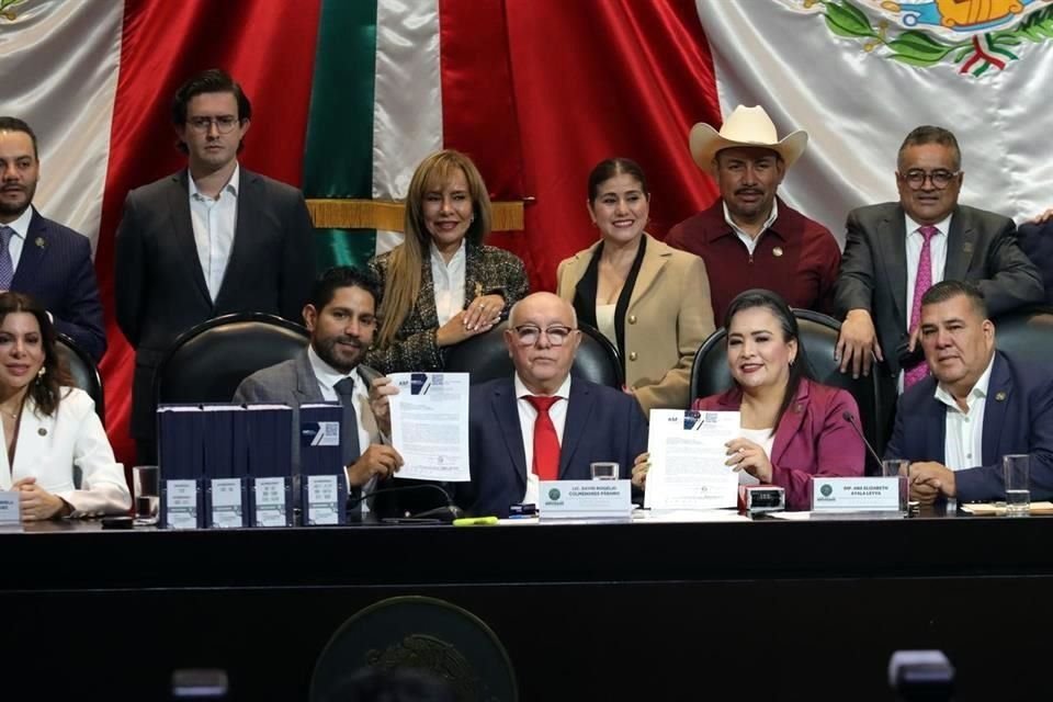 El auditor Colmenares en la entrega de los informes de la Cuenta Pública 2024 a los integrantes de la Comisión de Vigilancia de la ASF.