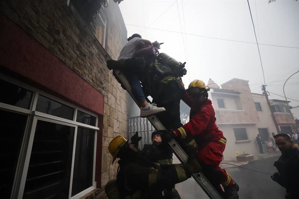 Bomberos de Guadalajara y Protección Civil.