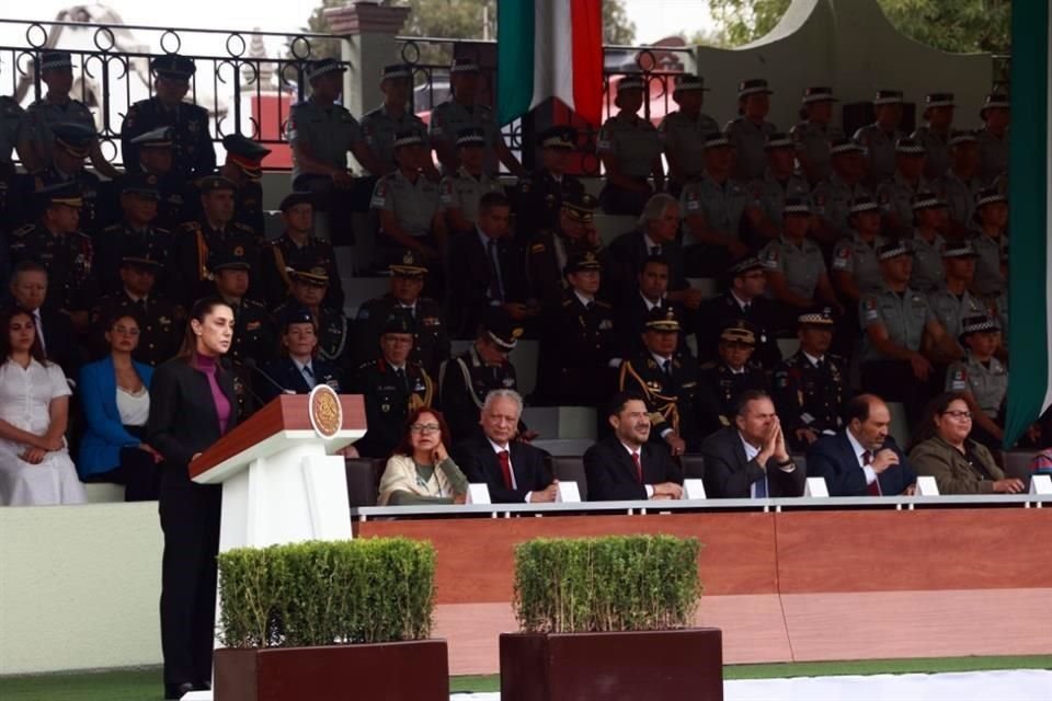 La Presidenta encabezó la ceremonia por el sexto aniversario de la GN en el Campo Militar Marte.