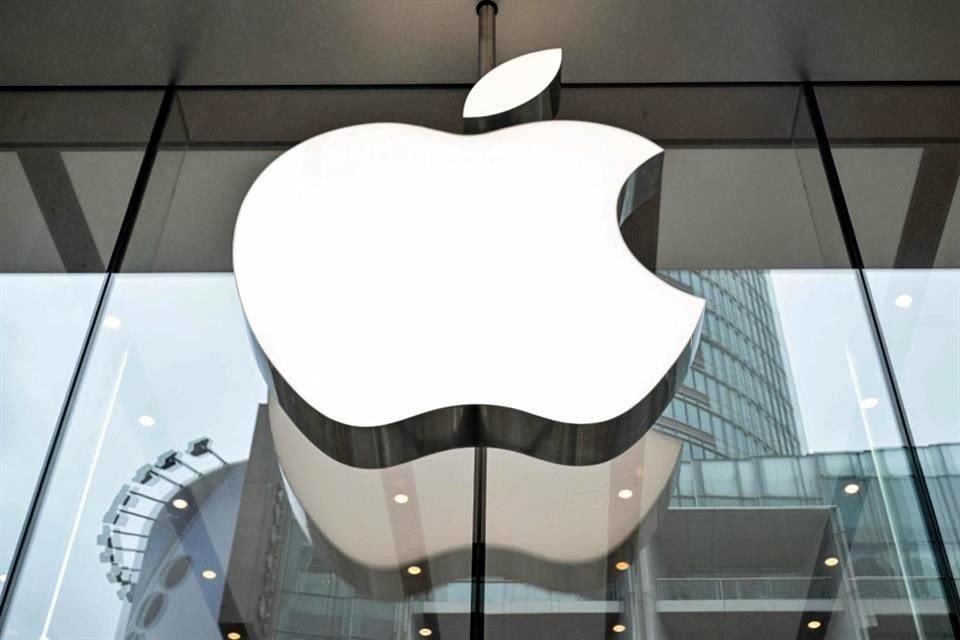 El asistente Siri, lanzado originalmente en 2011, se ha quedado atrás con respecto a los populares chatbots con IA, y los intentos de Apple por actualizar el software se han visto frustrados por problemas técnicos y retrasos.