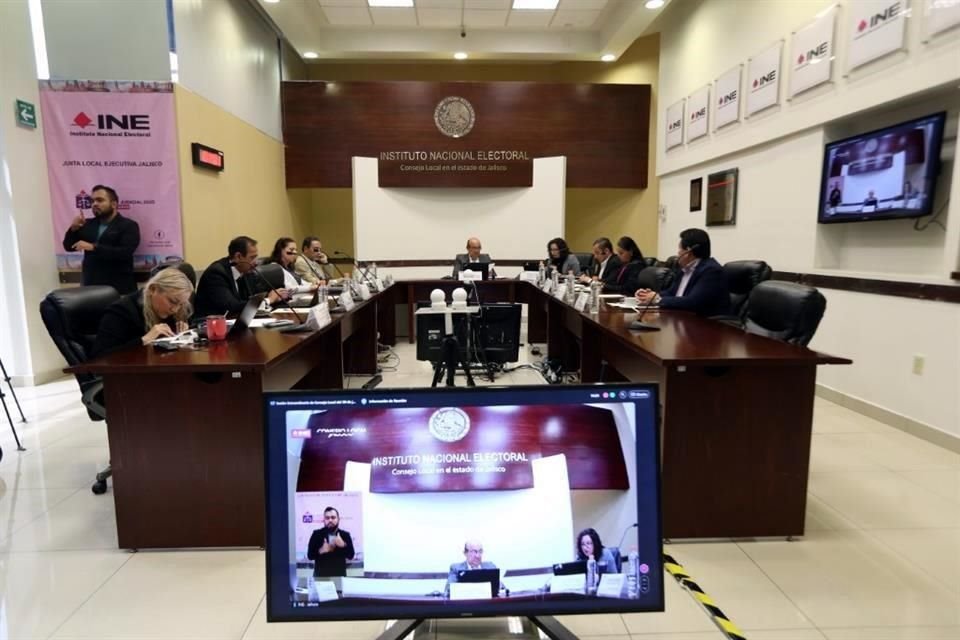 Luis Zamora Cobián, Consejero Presidente delegado del INE en Jalisco, encabeza la última sesión del INE durante el proceso de elección judicial.