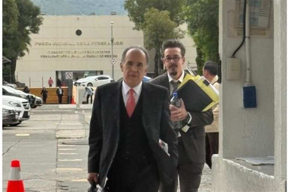 El ex subprocurador de Delitos Federales de la PGR Felipe Muñoz Vázquez, y su abogado Marco Tulio Martínez, al salir del Centro de Justicia Penal Federal del Reclusorio Norte.