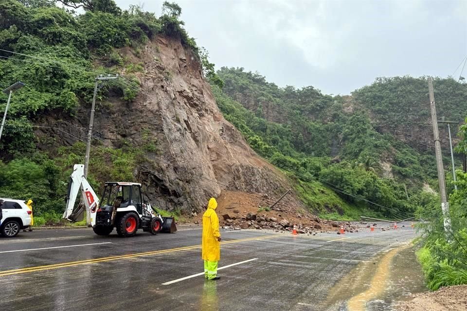 A causa de las lluvias por la tormenta 'Dlosssie', en la carretera Acapulco-Coyuca de Benitez, se reportó un deslave que dejó sin electricidad a habitantes de la zona poniente de Acapulco, Guerrero.