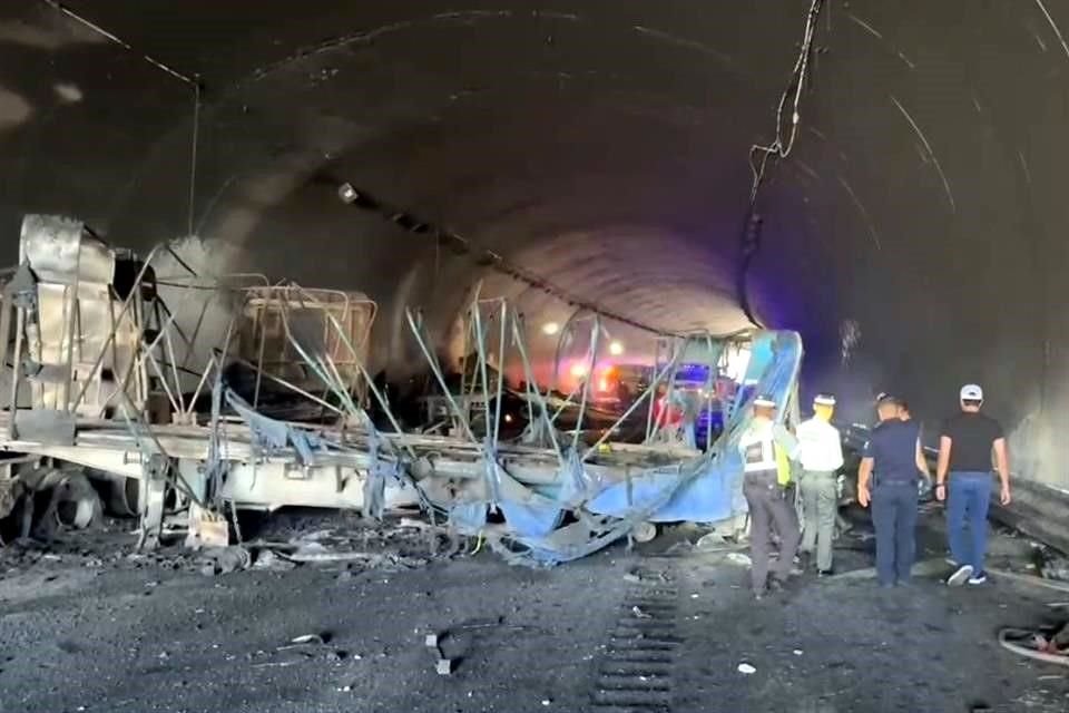 Sin control, el tráiler entró al túnel de Los Chorros, en el kilómetro 230, donde chocó por alcance a otros vehículos y se incendió.
