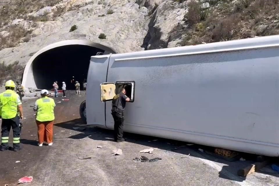 Un camión de transporte de personal volcó tras el impacto del tráiler.